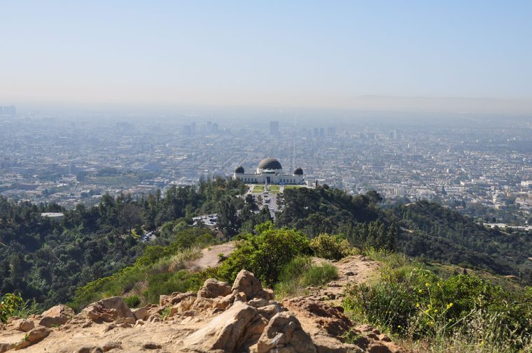 Vue sur le bassin de Los Angeles depuis le Griffith Observatory au coucher du soleil