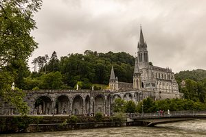 Le sanctuaire de Lourdes et le gave de Pau avec les Pyrénées en toile de fond