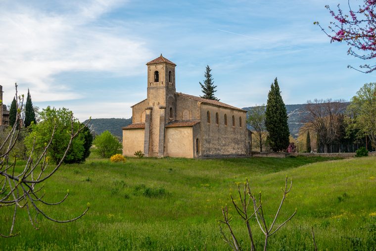 Les toits de Lourmarin et son château Renaissance face au massif du Luberon