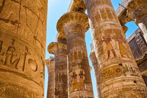 Les colonnes massives du temple de Karnak baignées par la lumière du matin