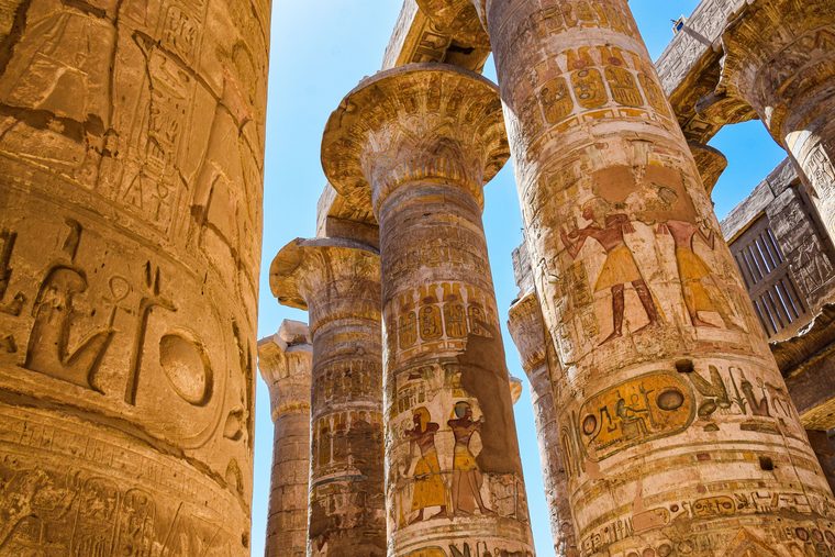 Les colonnes massives du temple de Karnak baignées par la lumière du matin