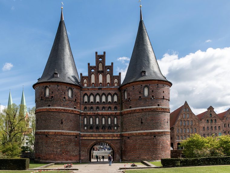 La porte Holstentor et les flèches des églises de Lübeck