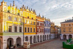 Les façades colorées de la vieille ville de Lublin et la porte de Cracovie