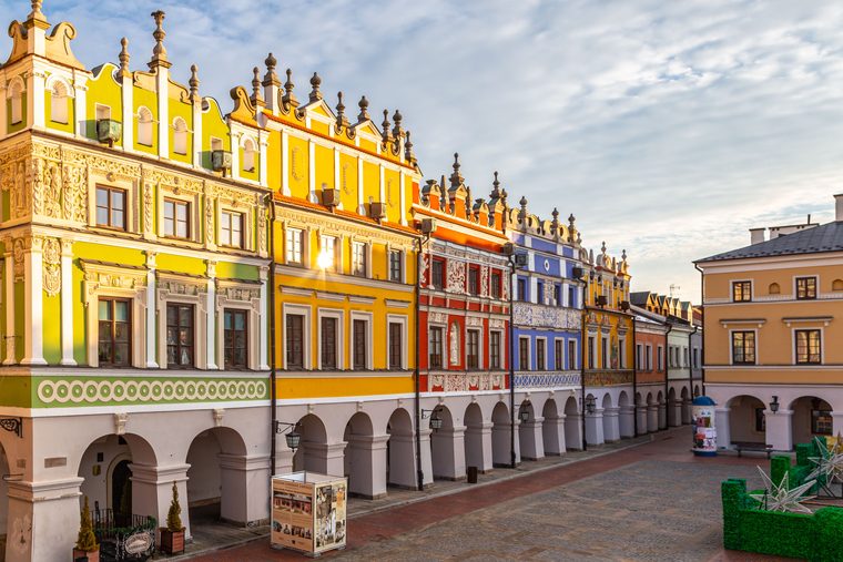Les façades colorées de la vieille ville de Lublin et la porte de Cracovie