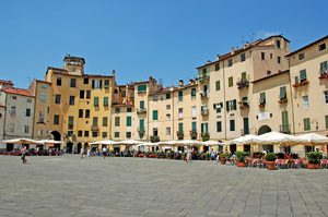 Vue aérienne de la Piazza dell'Anfiteatro et des toits en tuiles de Lucques