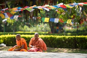 Le temple de Maya Devi et le bassin sacré entouré de drapeaux de prières à Lumbini