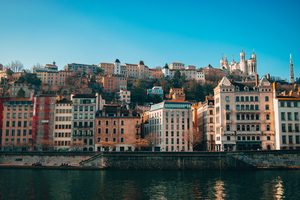 Vue sur la colline de Fourvière et la Saône depuis la Presqu'île