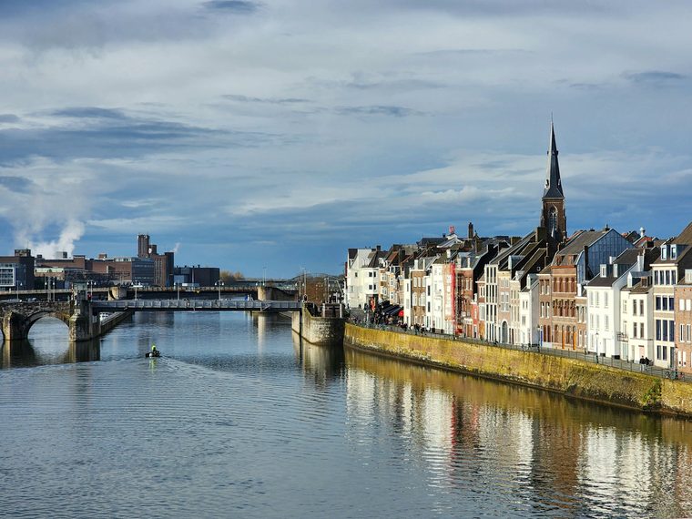 Le pont Saint-Servais traversant la Meuse vers le centre historique de Maastricht