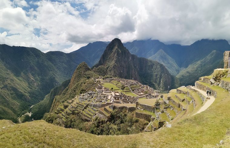 Vue panoramique sur les ruines du Machu Picchu et le pic du Huayna Picchu