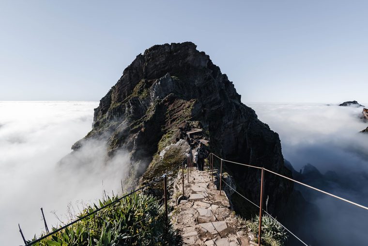 Les crêtes volcaniques du Pico do Arieiro émergeant des nuages