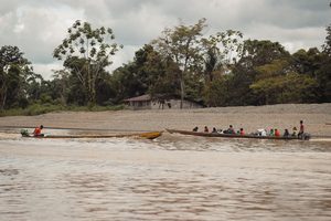 Navigation en pirogue sur le fleuve Tuichi dans le parc Madidi