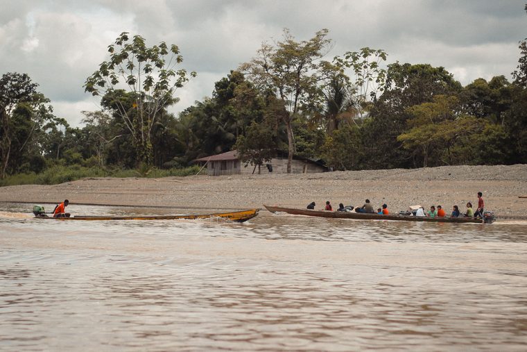 Navigation en pirogue sur le fleuve Tuichi dans le parc Madidi