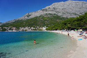 La plage de galets et la mer Adriatique avec les montagnes du Biokovo en arrière-plan