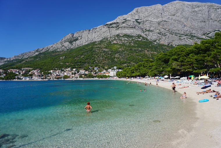 La plage de galets et la mer Adriatique avec les montagnes du Biokovo en arrière-plan
