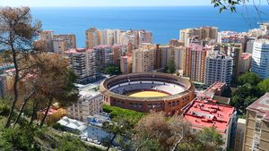 Vue panoramique sur les arènes, le port et la mer depuis le château de Gibralfaro
