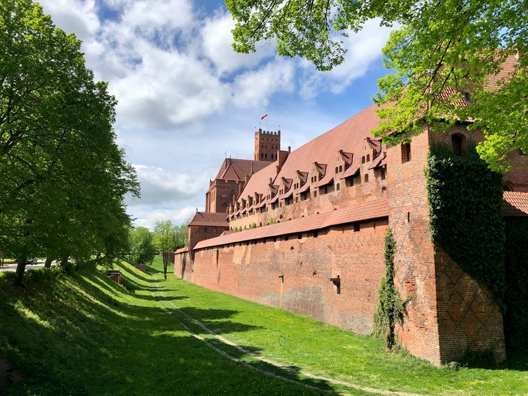 Le château de Malbork vu depuis l'autre rive de la rivière Nogat