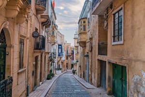 Les balcons colorés de La Valette et la mer en contrebas
