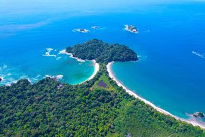 Plage de sable clair bordée par la jungle dense au parc Manuel Antonio