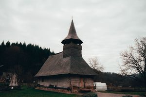 Une église en bois traditionnelle avec son haut clocher dans le Maramureș
