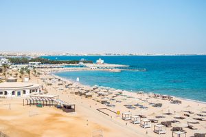 Plage de sable clair et récif corallien affleurant sur la côte de Marsa Alam