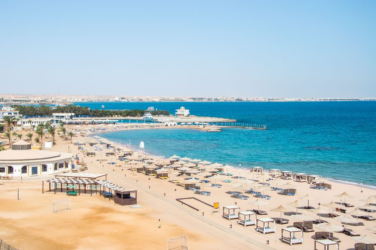 Plage de sable clair et récif corallien affleurant sur la côte de Marsa Alam