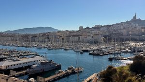 Le Vieux-Port de Marseille avec Notre-Dame de la Garde en arrière-plan
