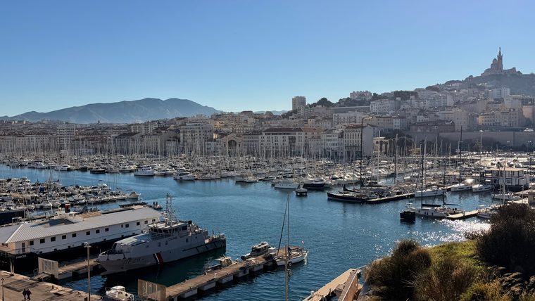 Le Vieux-Port de Marseille avec Notre-Dame de la Garde en arrière-plan