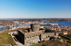 La forteresse de Carlsten dominant le port et les maisons en bois de Marstrand