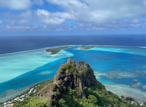 Vue panoramique sur le lagon bleu de Maupiti depuis le sommet du mont Teurafaatiu