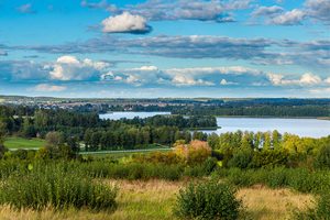 Voilier naviguant sur les lacs de Mazurie au coucher du soleil