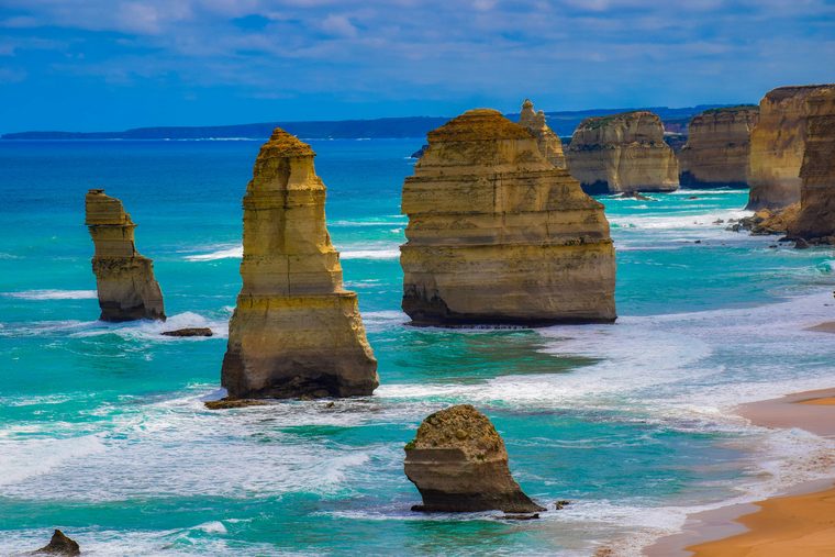 Les formations rocheuses des Douze Apôtres sur la Great Ocean Road au coucher du soleil