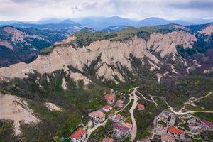 Les maisons traditionnelles de Melnik entourées par les pyramides de sable