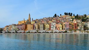 Les façades colorées du Vieux Menton surplombant la mer Méditerranée