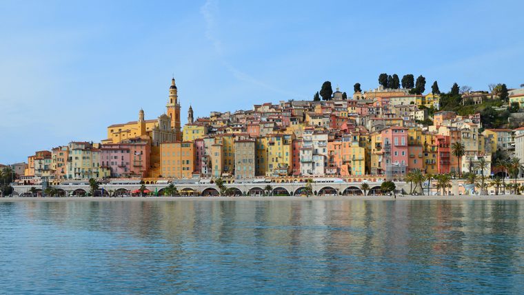 Les façades colorées du Vieux Menton surplombant la mer Méditerranée