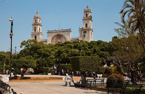 La Plaza Grande et la cathédrale de Mérida au Mexique