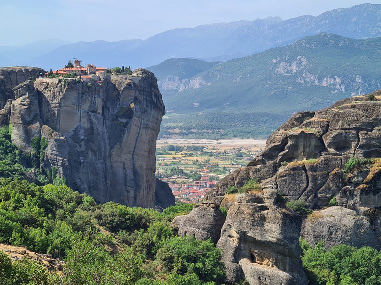 Monastère perché sur un piton rocheux aux Météores