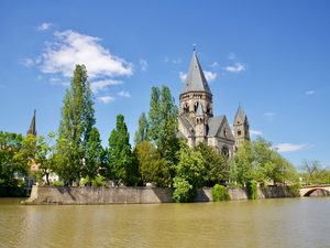 La cathédrale Saint-Étienne de Metz dominant la ville et la Moselle