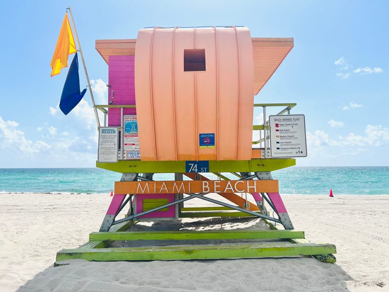Les cabanes de sauveteurs colorées sur la plage de South Beach