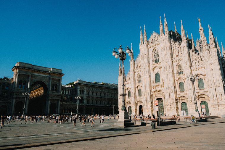 La place du Duomo et sa cathédrale gothique au petit matin