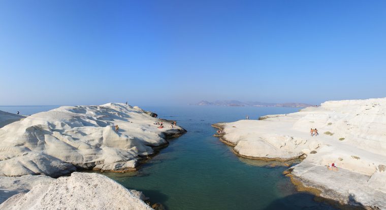 Les roches blanches de Sarakiniko plongeant dans la mer Égée