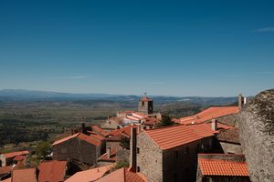 Maisons de pierre encastrées sous d'énormes rochers de granit à Monsanto