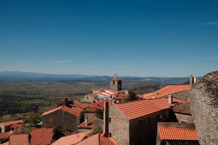 Maisons de pierre encastrées sous d'énormes rochers de granit à Monsanto