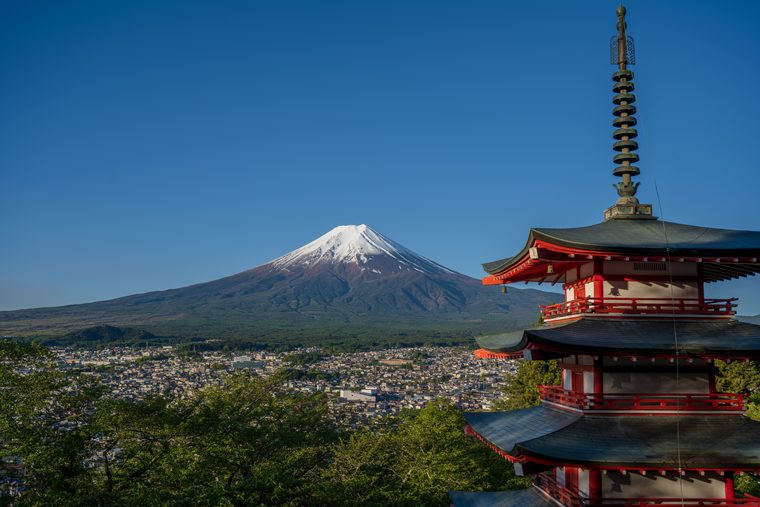 Le mont Fuji enneigé vu derrière la pagode rouge de Chureito