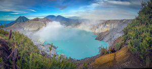 Le lac acide turquoise du cratère de l'Ijen au lever du soleil