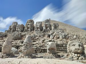 Les têtes colossales du mont Nemrut au lever du soleil