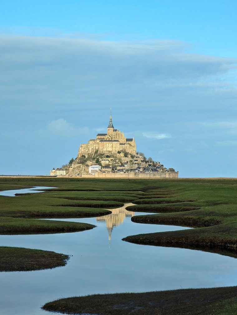 Le Mont-Saint-Michel entouré par la marée haute au crépuscule