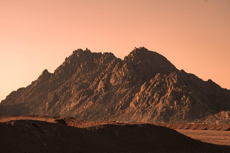 Le lever du soleil sur les montagnes arides depuis le sommet du mont Sinaï