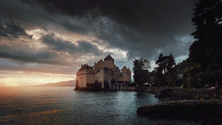 Le château de Chillon au bord du lac Léman avec les Alpes en toile de fond