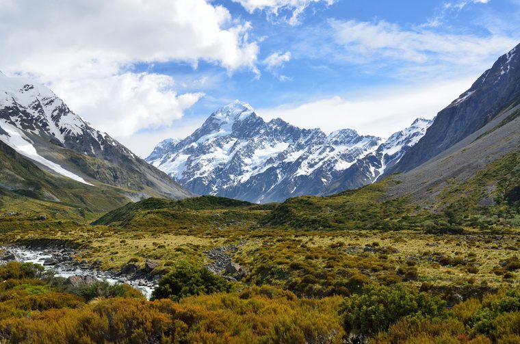 Le mont Cook et son sommet enneigé vus depuis la vallée de Hooker