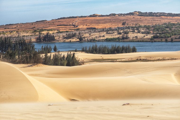 Les dunes blanches de Mũi Né au lever du soleil